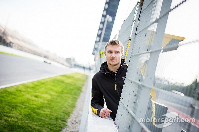 Sergey Sirotkin al muretto dei box di Barcellona