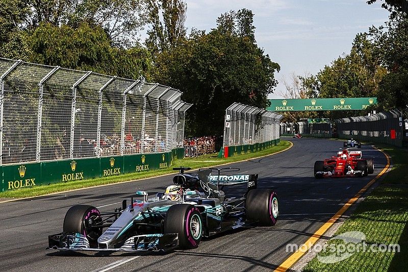 Lewis Hamilton, Mercedes AMG F1 W08, Sebastian Vettel, Ferrari SF70H