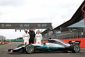 Após vazamento, Mercedes exibe carro oficialmente