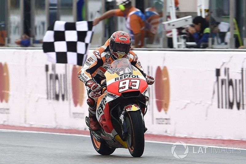 Márquez superó a Petrucci en el final para ganar en Misano