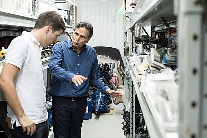 Piquet abre portas da garagem e mostra detalhes de coleção