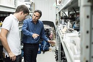 Piquet abre portas da garagem e mostra detalhes de coleção