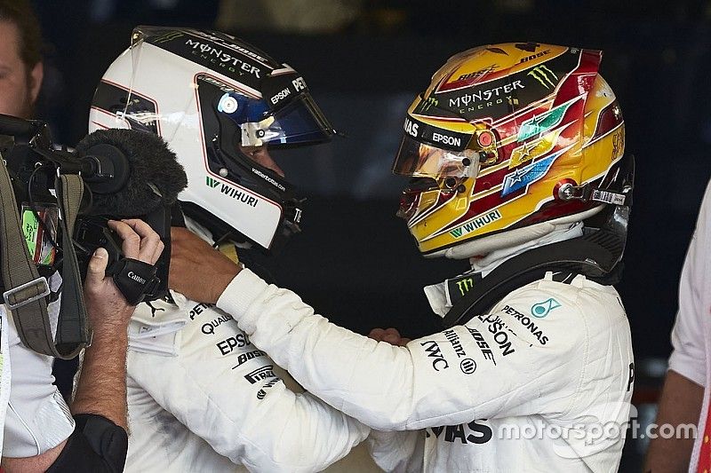 Lewis Hamilton, Mercedes AMG F1, congratulates Race winner Valtteri Bottas, Mercedes AMG F1