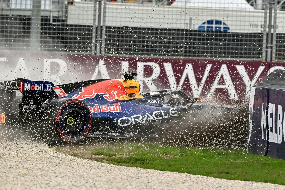 Max Verstappen crashes into barriers in Australian GP qualifying ...