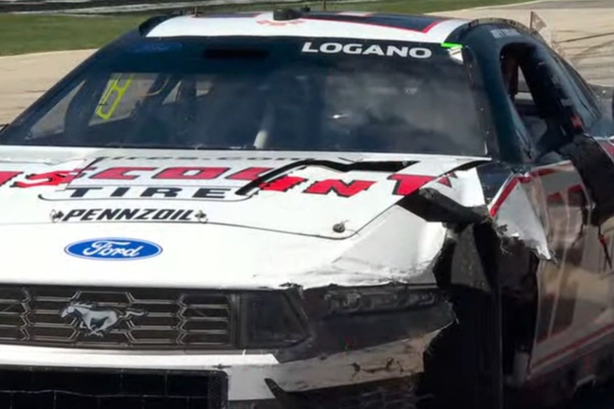 Setelah lolos selamat, mobil Joey Logano hancur dalam insiden pit road