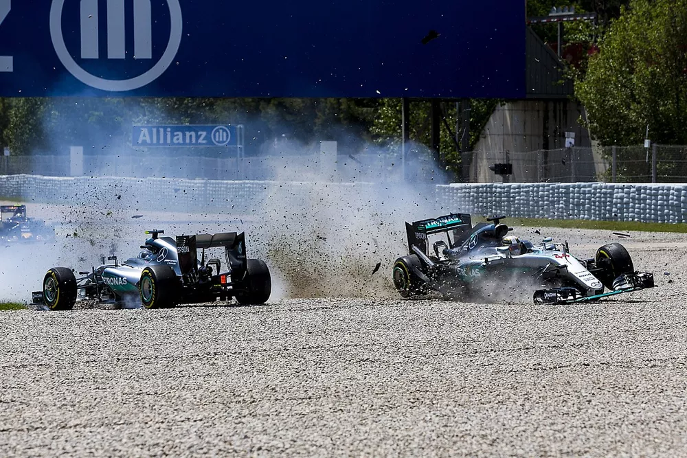 Lewis Hamilton, Mercedes AMG F1 W07 Hybrid et Nico Rosberg, Mercedes AMG F1 W07 Hybrid s'accrochent dans le premier tour
