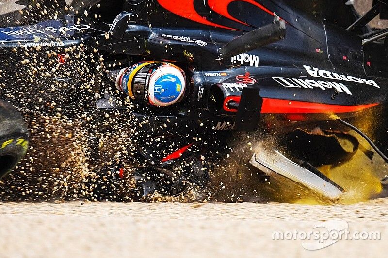 Fernando Alonso, McLaren MP4-31 in a huge crash