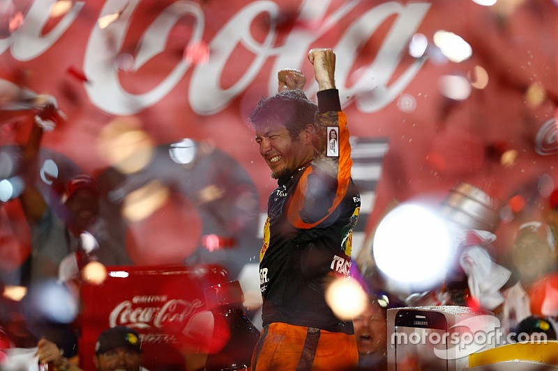 Más dominante que nunca, Truex Jr. vence en Charlotte