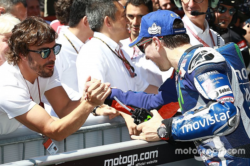 Ir a tomar café y encontrarse con… ¿Alonso?