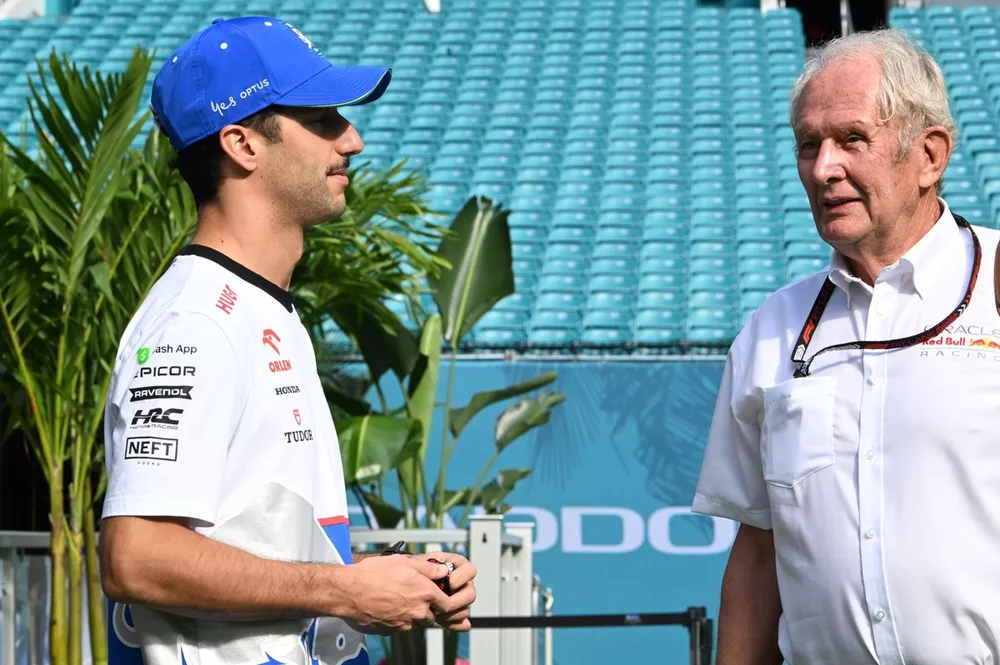 Daniel Ricciardo, Visa Cash App RB F1 Team, with Helmut Marko, Consultant, Red Bull Racing