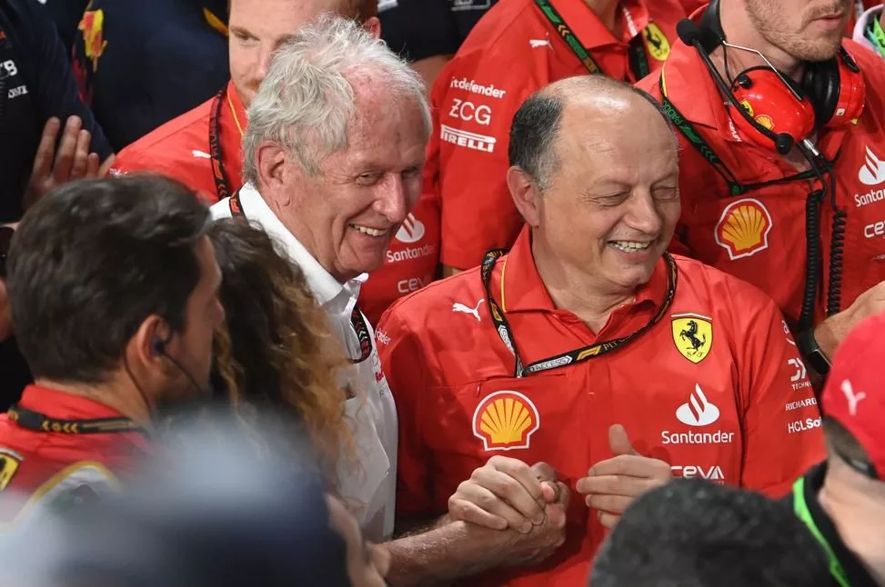 Helmut Marko, asesor de Red Bull Racing, y Frederic Vasseur, director del equipo y director general de la Scuderia Ferrari, en el Parc Ferme. 