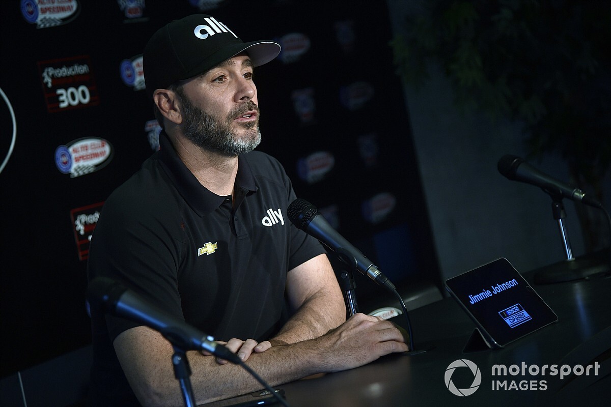 Семикратный чемпион NASCAR протестирует машину IndyCar