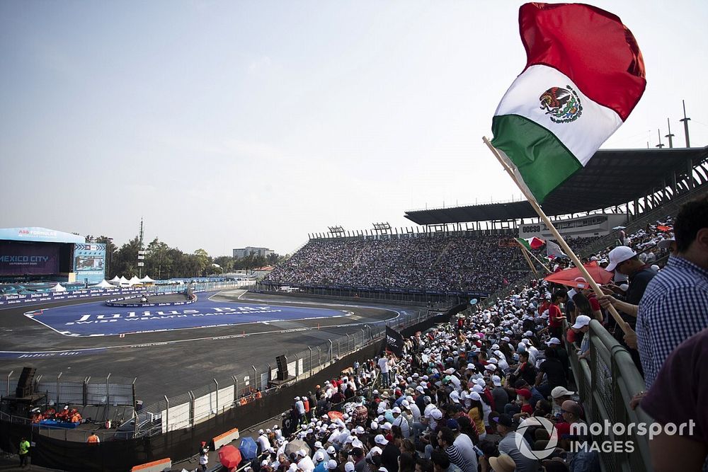 Un fan agite le drapeau mexicain dans la tribune