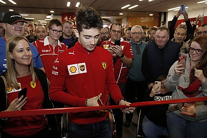 Leclerc kipróbálná magát a MotoGP-ben, de tart a Ferrari válaszától