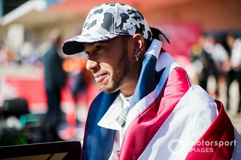 Lewis Hamilton, Mercedes AMG F1, 2º clasificado, celebra con bandera de la Unión en el Parc Ferme tras conseguir su sexto título mundial de pilotos