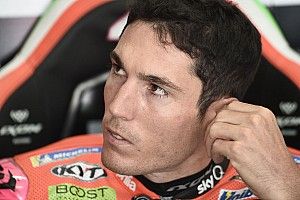 Scontro ai box: Aleix Espargaro investe un fotografo in pitlane