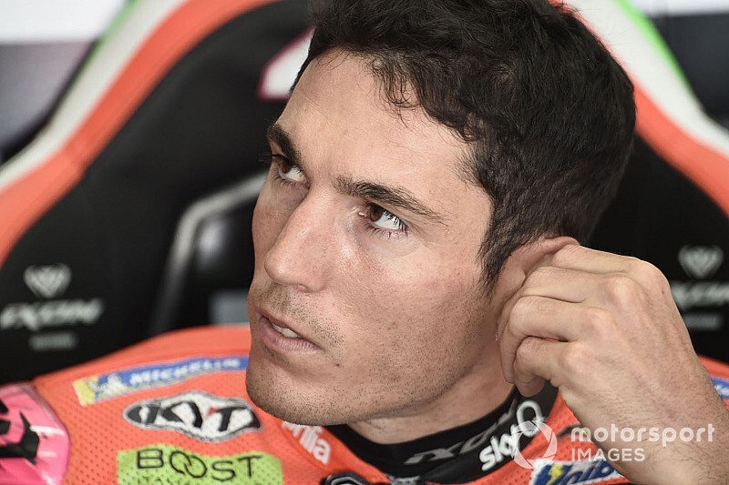 Scontro ai box: Aleix Espargaro investe un fotografo in pitlane