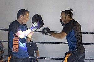 Vídeo y fotos: Hamilton y Chávez "boxean" en México