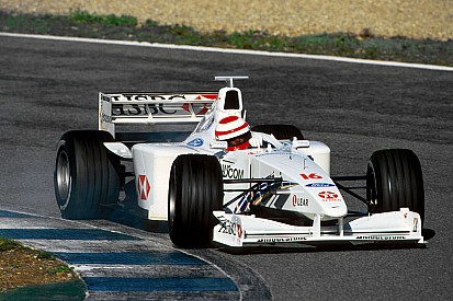 20 años del debut de Irvine en Stewart antes de Jaguar
