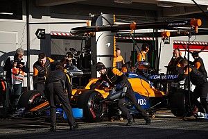 Így cserélnek kereket a McLarennél szájmaszkban: Sainz a volán mögött (videó)