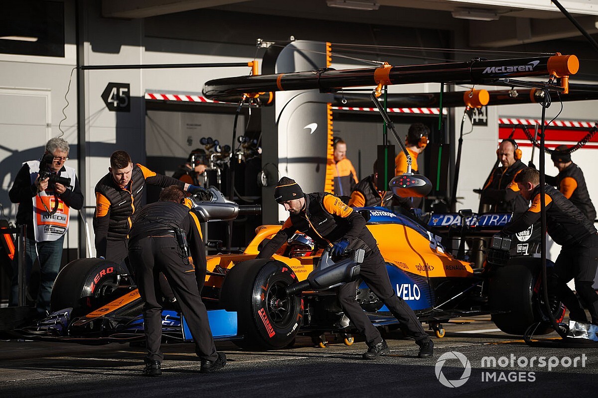 Így cserélnek kereket a McLarennél szájmaszkban: Sainz a volán mögött (videó)