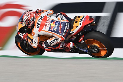 MotoGP, Valencia, Warm-Up: Marquez cade, ma è il più veloce
