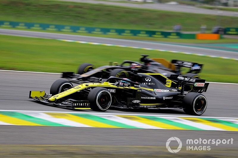 Daniel Ricciardo, Renault F1 Team R.S.19, leads Romain Grosjean, Haas F1 Team VF-19