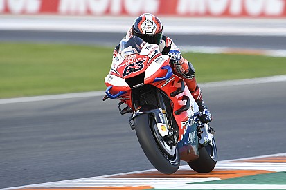 Bagnaia é hospitalizado após queda bizarra em Valência