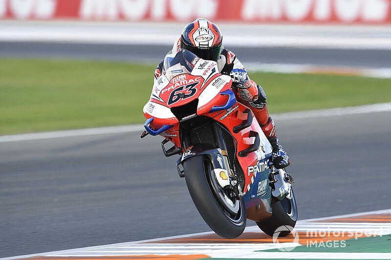 Bagnaia naar ziekenhuis na bizarre crash in VT3