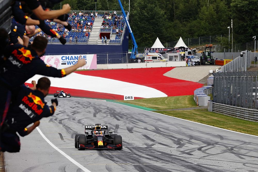 Max Verstappen, Red Bull Racing RB16B, 1st position, is cheered over the line by his team on the pit wall