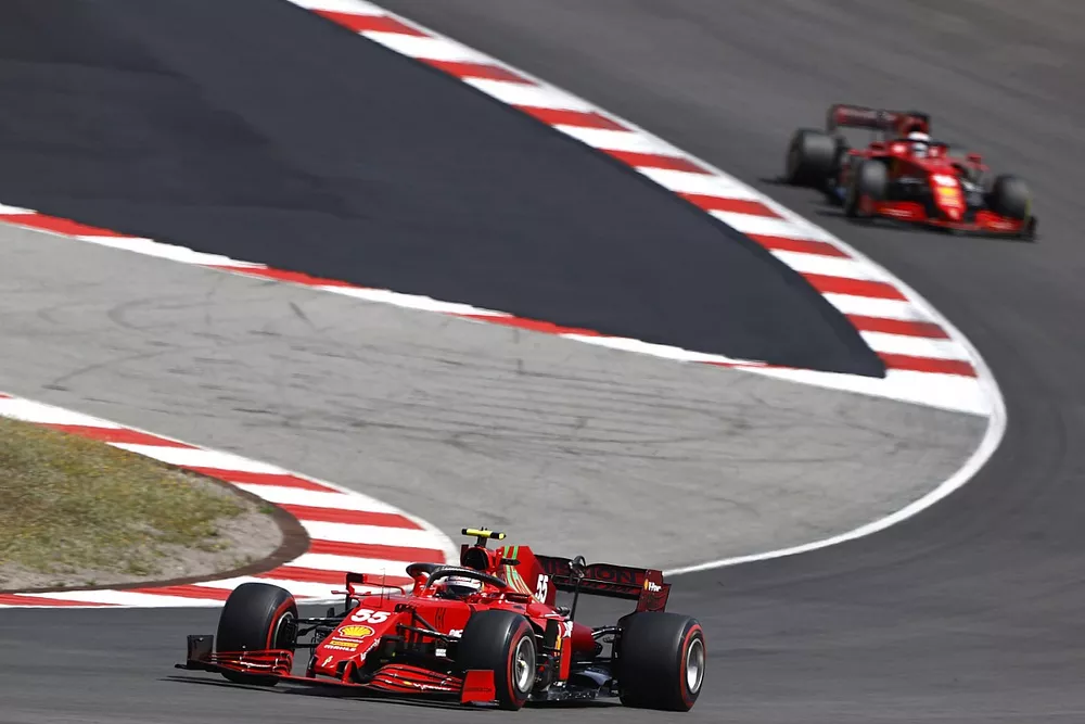 Carlos Sainz Jr., Ferrari SF21, Charles Leclerc, Ferrari SF21