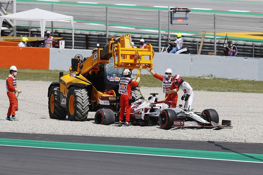 Robert Kubica, Alfa Romeo Racing C41, brings out the red flags in FP1 by beaching his car in the gravel