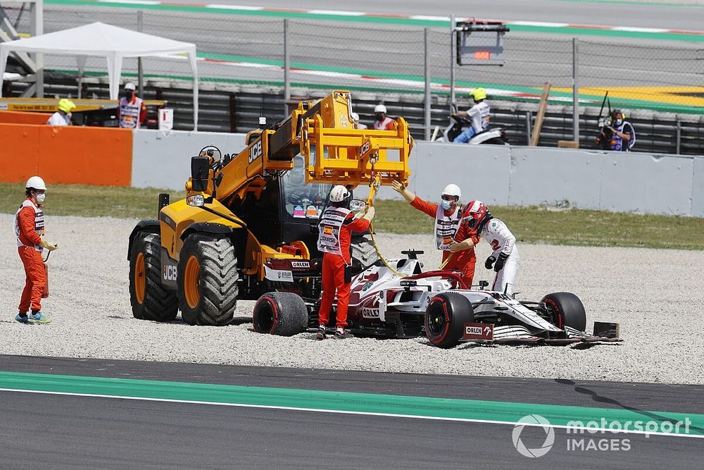 Robert Kubica, Alfa Romeo Racing C41, brings out the red flags in FP1 by beaching his car in the gravel