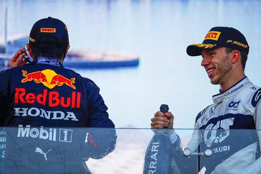 Le vainqueur Sergio Perez, Red Bull Racing et Pierre Gasly, AlphaTauri, 3ᵉ, sur le podium