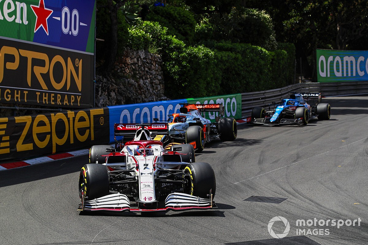 A szomjan maradt Räikkönen kiosztotta a csapatot Monacóban
