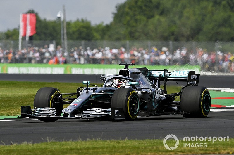 Hamilton: "Dovrò sfruttare il vantaggio di gomme sulla Ferrari"