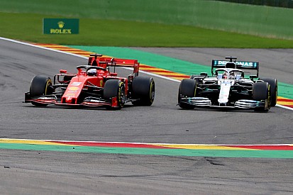 Videón, ahogy Vettel megnyeri Leclercnek a Belga Nagydíjat Hamilton ellen
