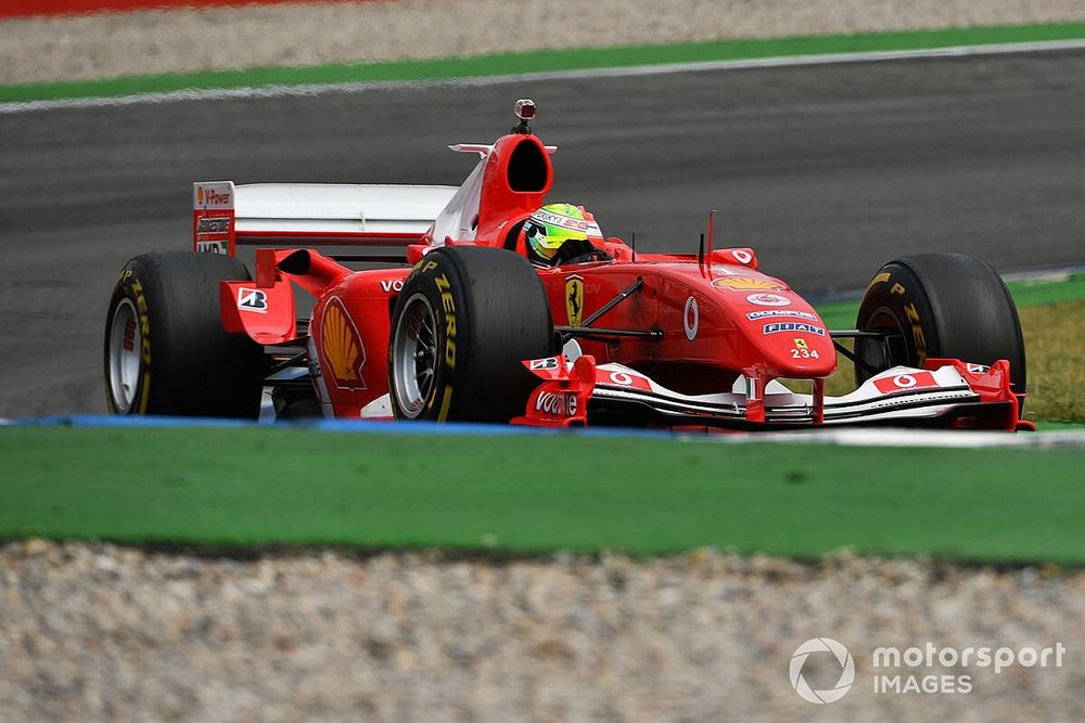 Mick Schumacher conduce el Ferrari F2004