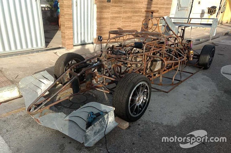 Brasileiro já gastou R$ 15 mil e sonha em terminar carro de F1 feito em casa