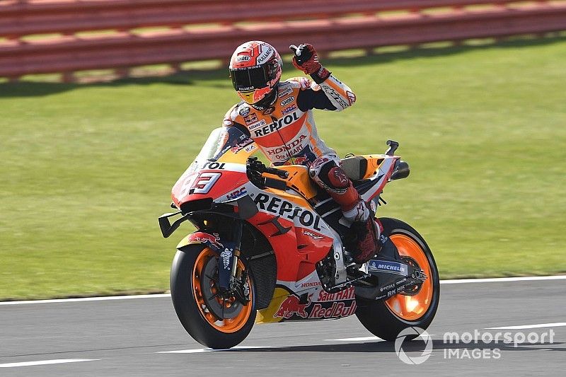 Márquez le gana la pole a Rossi en Silverstone