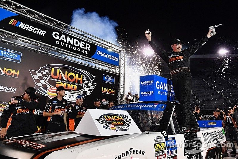 Ganador de la carrea Brett Moffitt, GMS Racing, Chevrolet Silverado Midnight Moon Moonshine