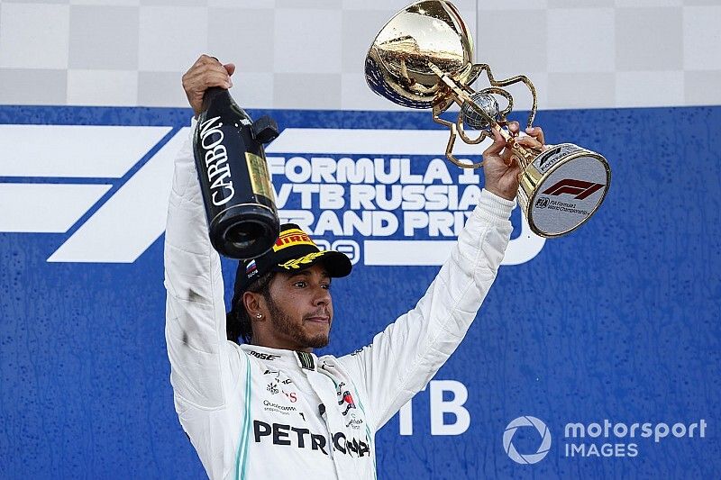 Podio: ganador Lewis Hamilton, Mercedes AMG F1