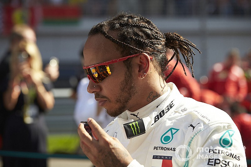 Hamilton beköszönt a méregdrága szuper-autójával: a stílus