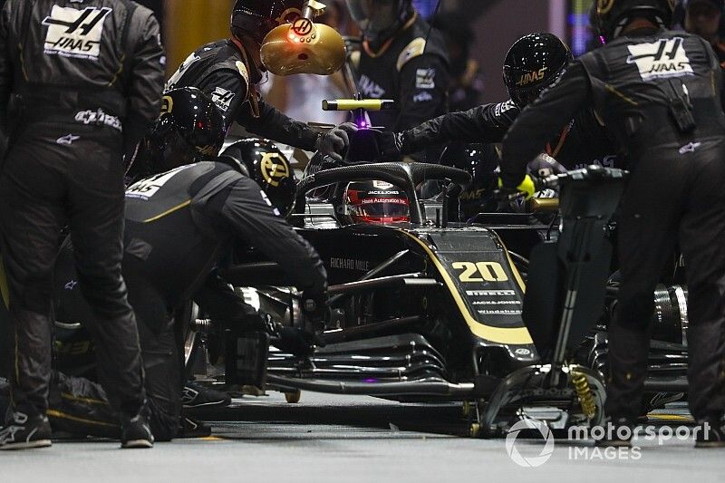 Kevin Magnussen, Haas F1 Team VF-19, makes a pit stop