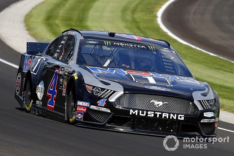 Harvick gana la pole en Indianápolis; Suárez fuera del top 10
