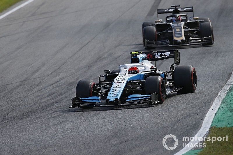 Robert Kubica, Williams FW42, devant Romain Grosjean, Haas F1 Team VF-19