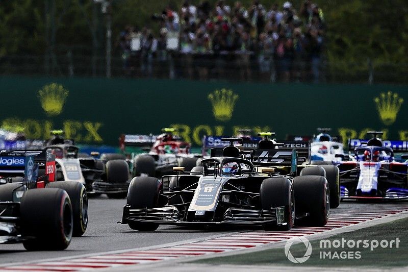 Romain Grosjean, Haas F1 Team VF-19 at the start of the race