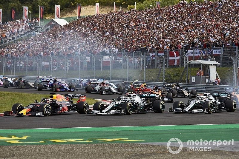 Max Verstappen, Red Bull Racing RB15, Lewis Hamilton, Mercedes AMG F1 W10, Valtteri Bottas, Mercedes AMG W10 en la arrancada