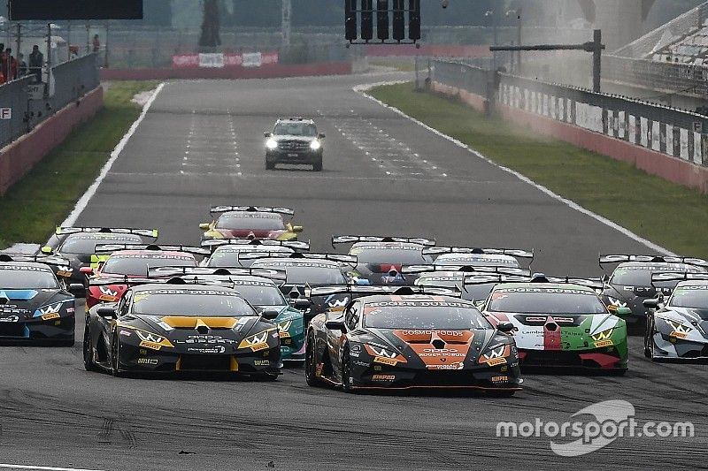 Partenza della gara di sabato del Lamborghini Super Trofeo