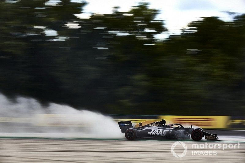 Kevin Magnussen, Haas F1 Team Team VF-19, kicks up cement dust used to cover oil from a previous on track session